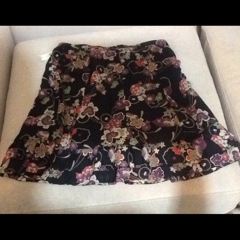 NWT LOFT Black Floral Skirt with Back Zip Size 12